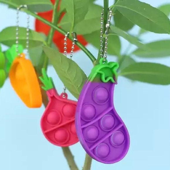Fidget Toy Keychain Pack 🥕🥦🍆 - Picture 6 of 6
